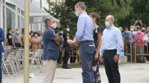 El rey Felipe VI se saluda con Miguel Ángel Revilla