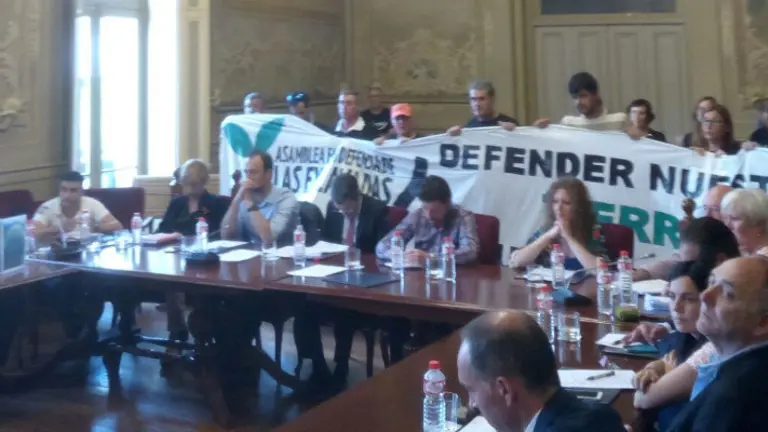 Los manifestantes de Las Excavadas est&aacute;n impidiendo que se desarrolle el pleno de Torrelavega