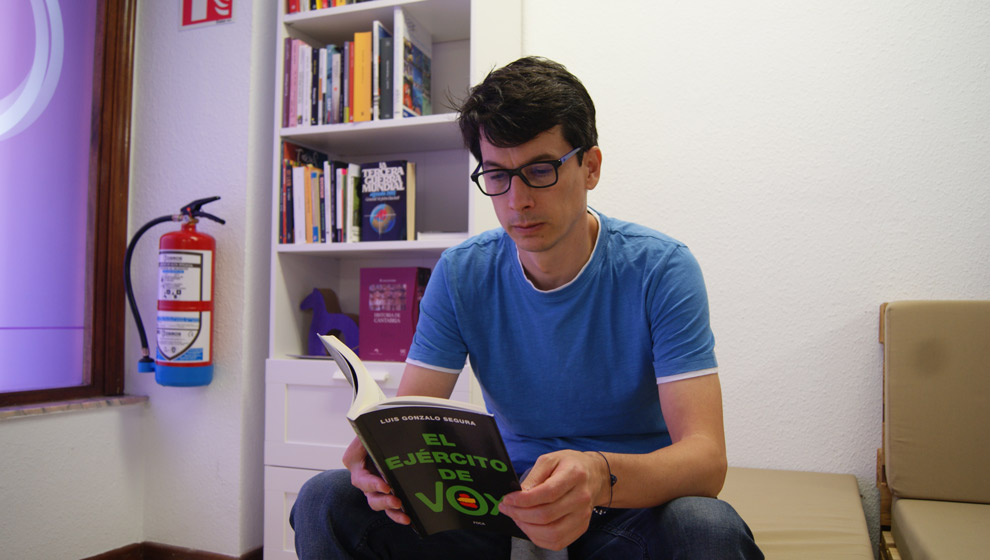 El ex teniente Luis Gonzalo Segura, con su libro 'El Ejército de Vox' | Foto: edt